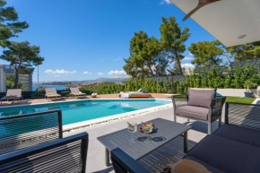 NEW Stylish 5-bedroom villa Aride with pool, sea views